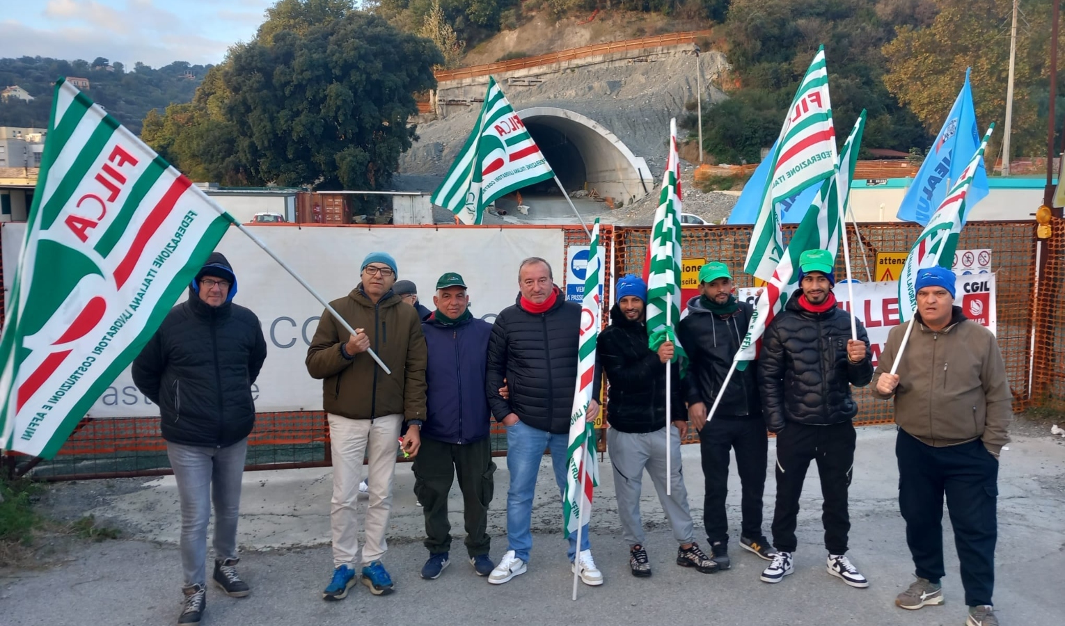 Lavoratori incrociano le braccia nei cantieri dell'Aurelia Bis 