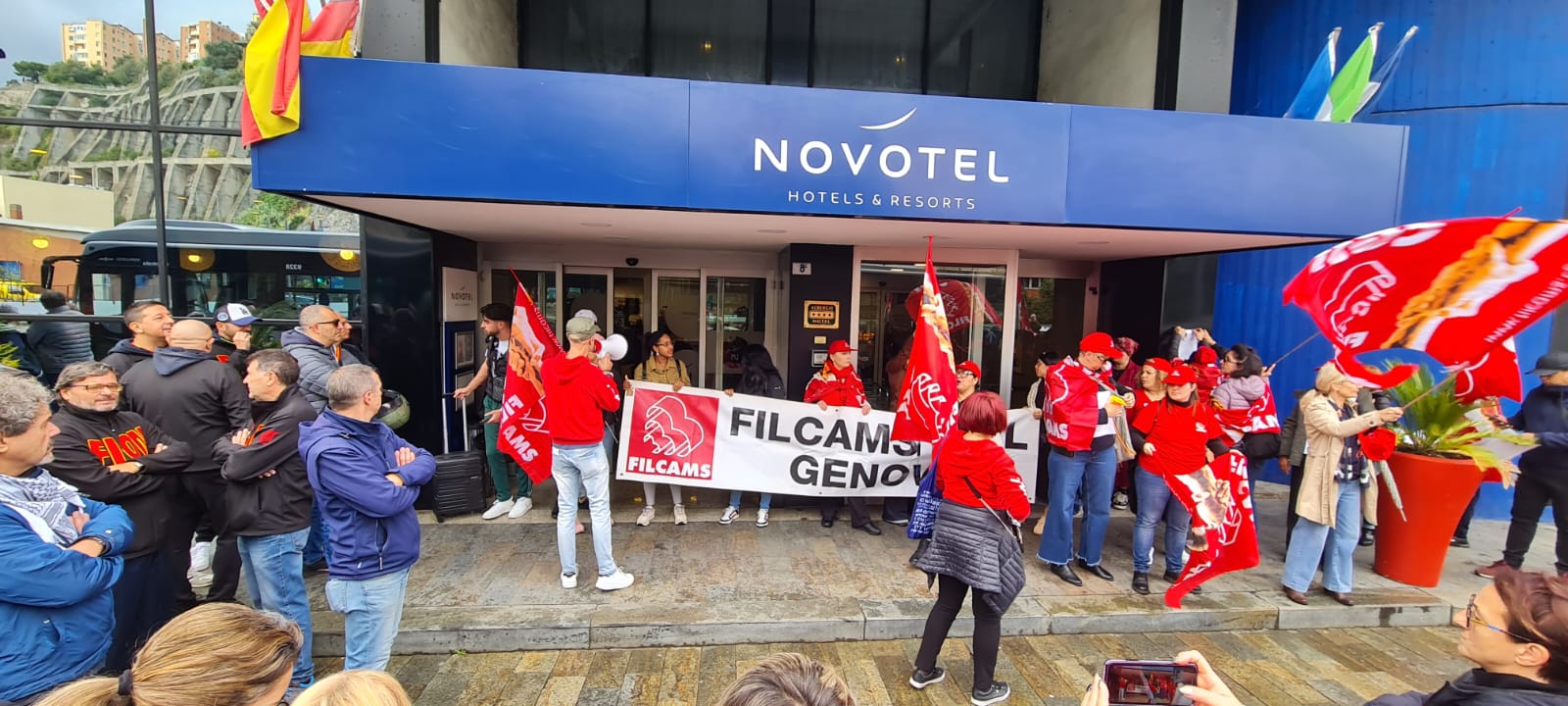 Licenziate dopo lo sciopero, presidio davanti alla Prefettura