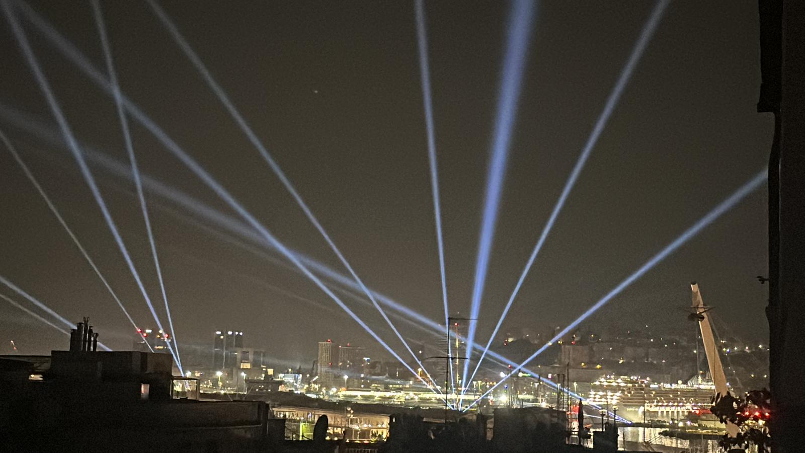 Giochi di luci illuminano Genova alla vigilia della Festa della Marina