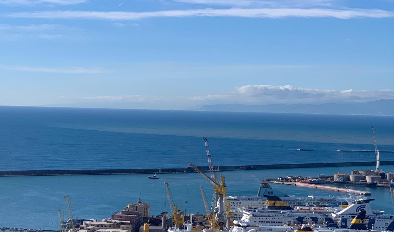 Macchia in mare davanti alla diga, ecco che cos'è