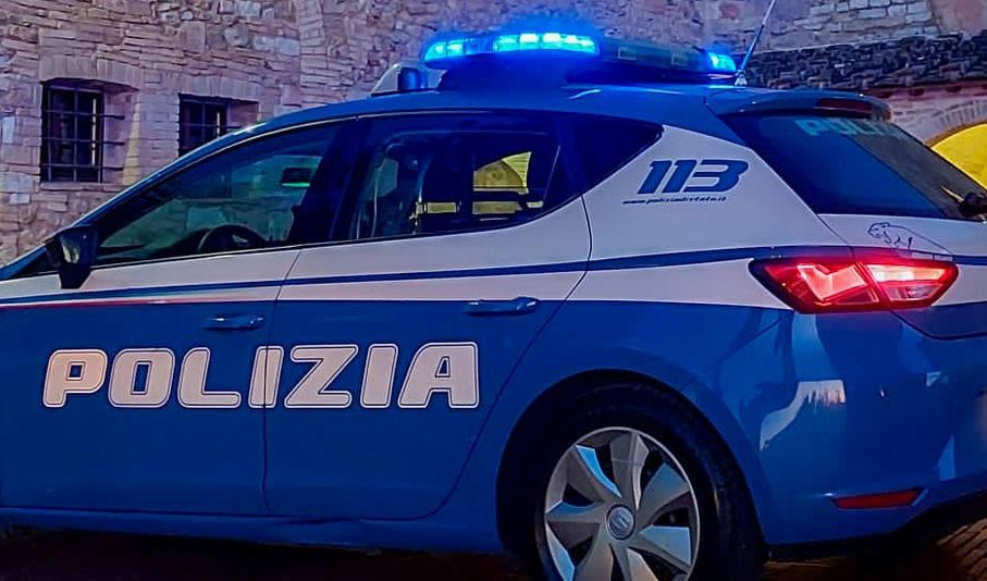 Genova, evade dai domiciliari e picchia la moglie