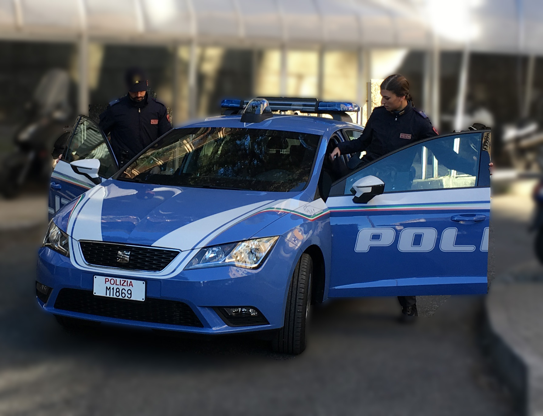 Due persone che salgono in macchine