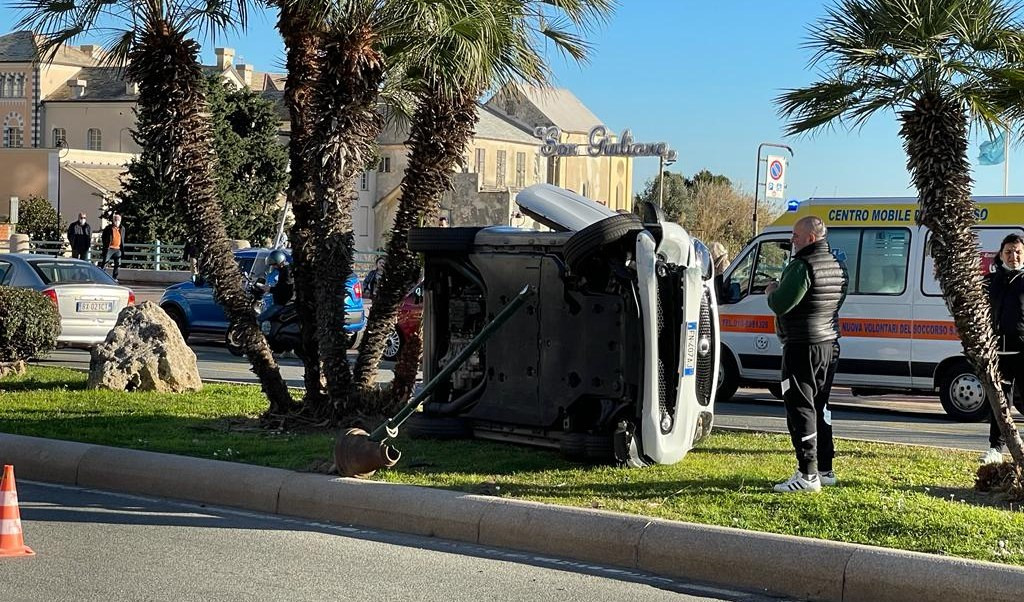 Genova, auto si ribalta in corso Italia: illeso conducente