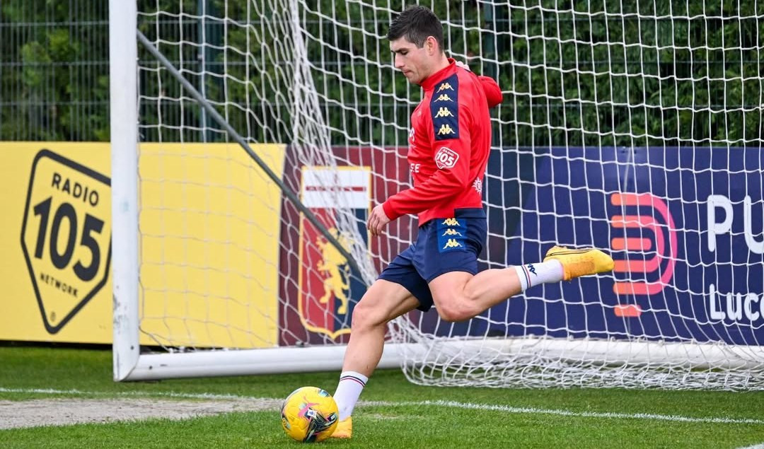 Un calciatore con il pallone