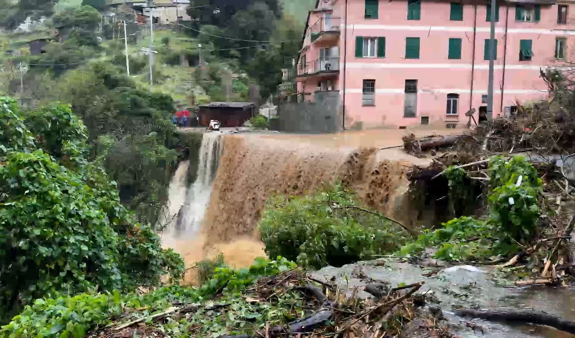 Trovati i vestiti di Davide Violin, il ristoratore travolto dal rio in piena ad Arenzano