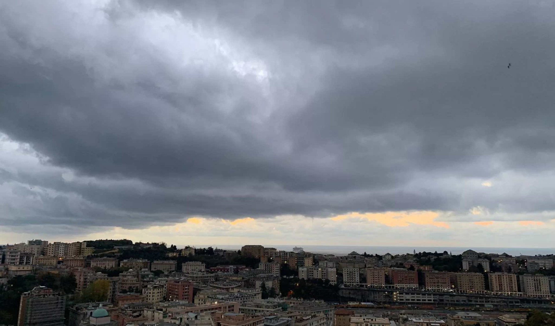 Cielo grigio su città