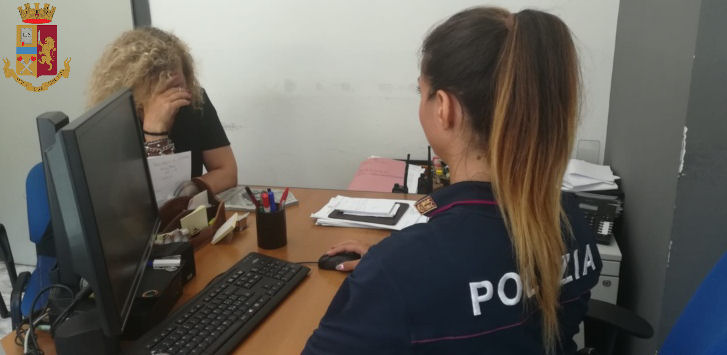 Una donna di schiena seduta alla scrivania con un'altra donna di fronte