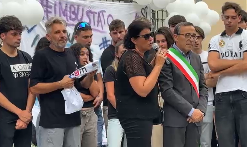Cartelloni e palloncini a Soldano, l'addio laico alla promessa del ciclismo Samuele Privitera