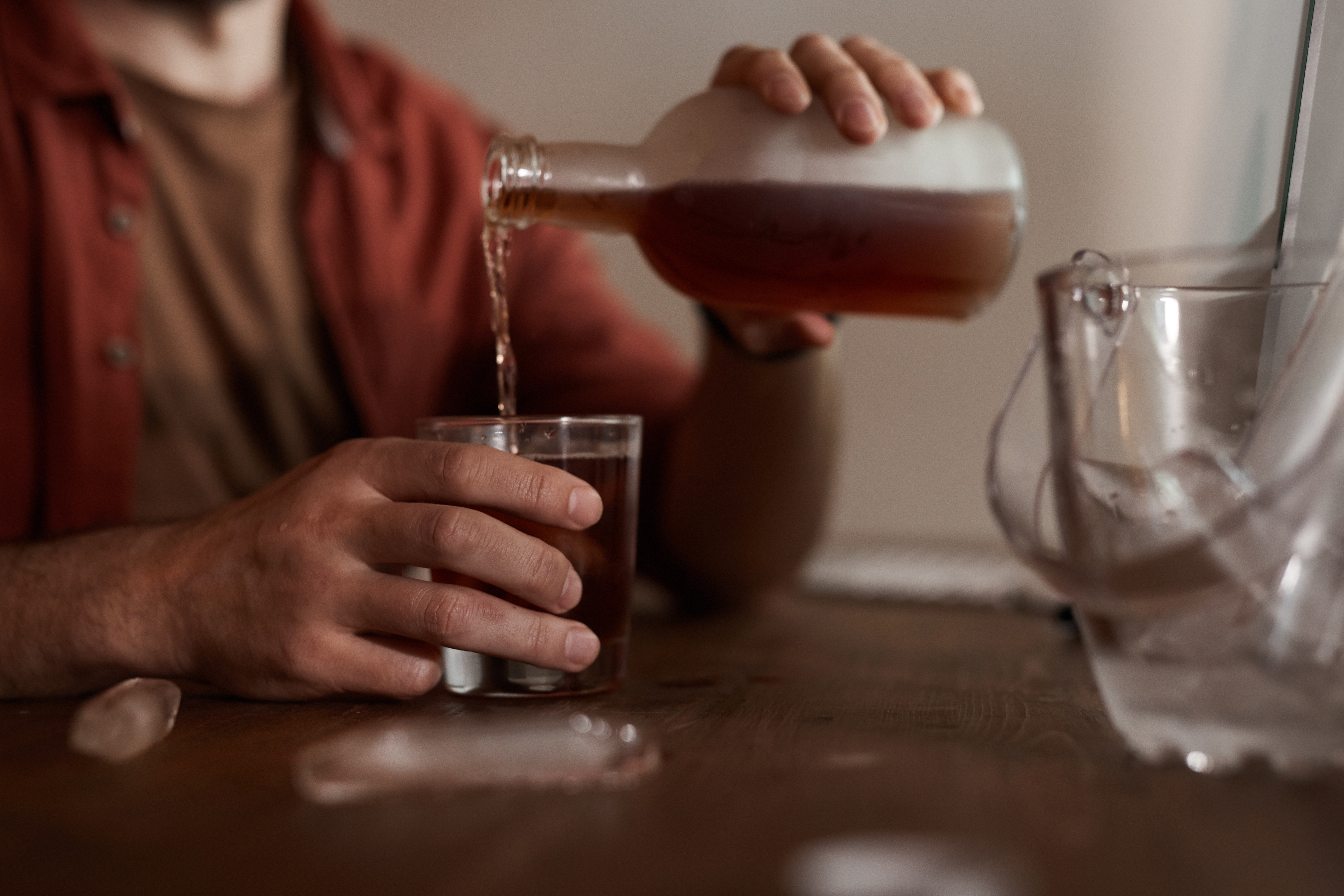 Il dramma invisibile dell’alcolismo, alle 21 a 'People' il racconto di chi lotta ogni giorno