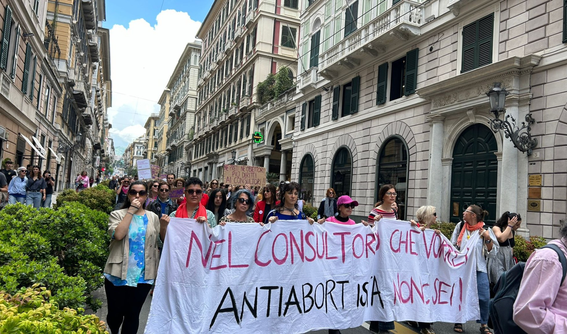 Genova, corteo di femministe contro antiabortisti nei consultori