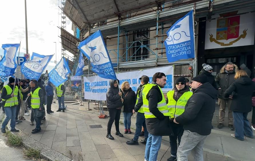 Sindacato di polizia manifesta davanti alla Questura: