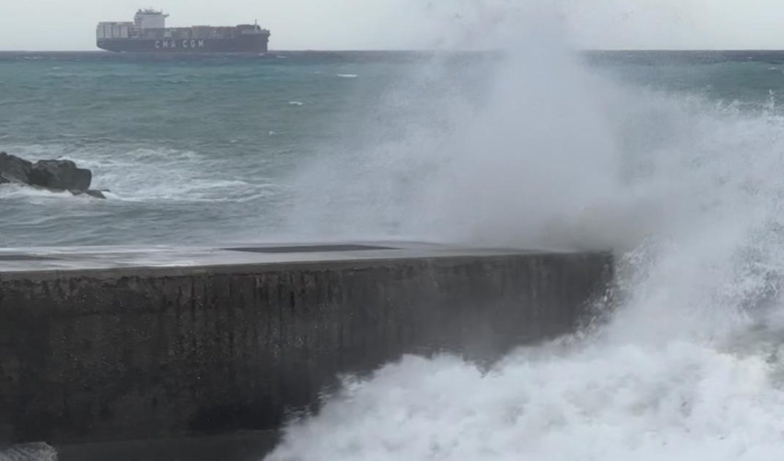 Maltempo, vento oltre 130km/h in Liguria: la mareggiata non fa danni