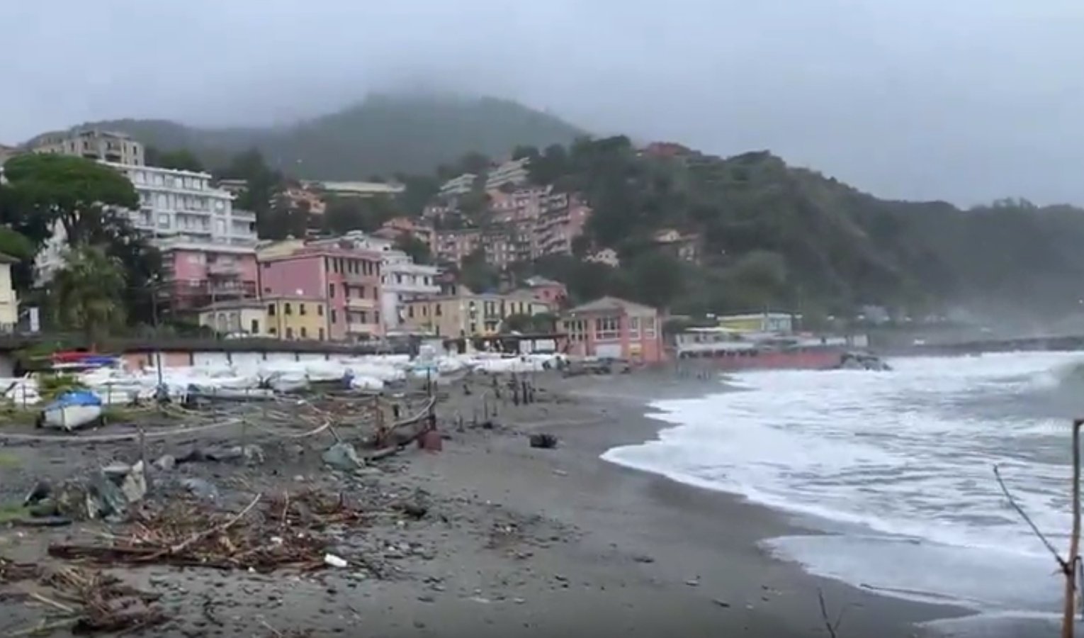 Mareggiata in Liguria, la situazione ad Arenzano