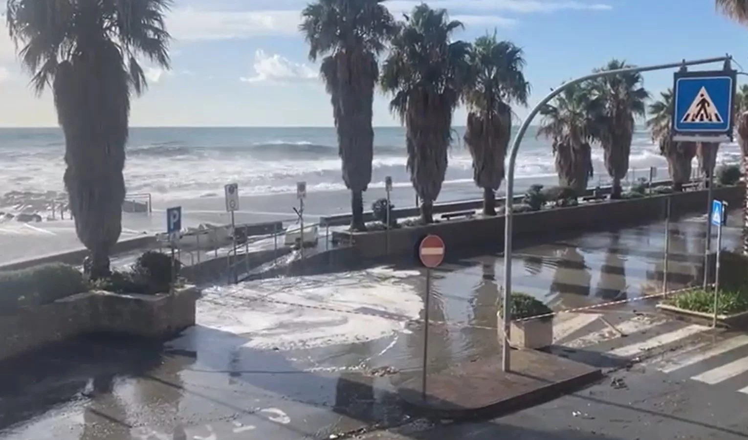 Mareggiata In Liguria, Le Onde Invadano La Costa Di Cogoleto ...