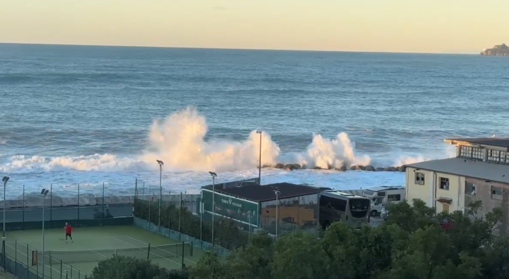 Vento di burrasca sulla Liguria: raffiche oltre i 130km/h. Avviso per mareggiata intensa
