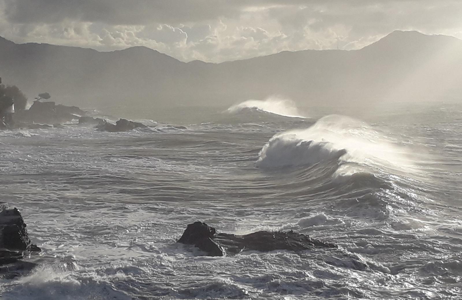 Mareggiata in arrivo: chiusi accessi a mare, scogliere e bagni vietati