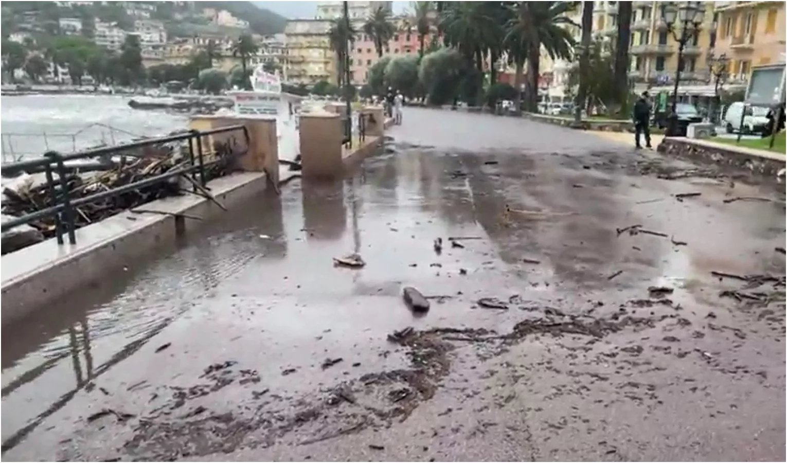 Maltempo In Liguria, Mareggiata Lungo La Costa Tra Chiavari E Rapallo ...