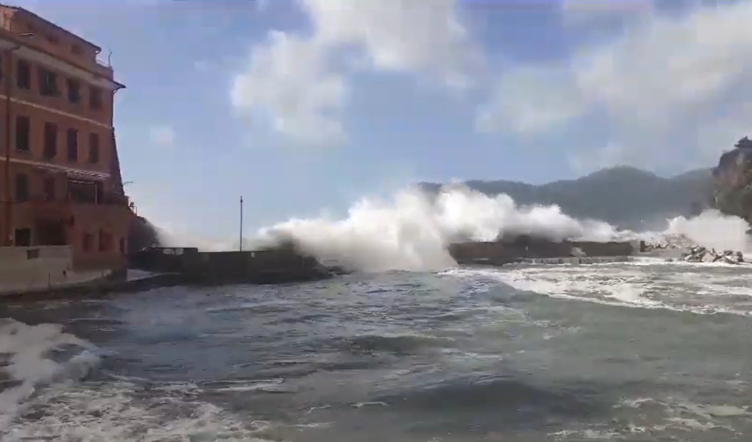 Mareggiata, a Vernazza l'acqua entra nel piccolo borgo delle Cinque Terre