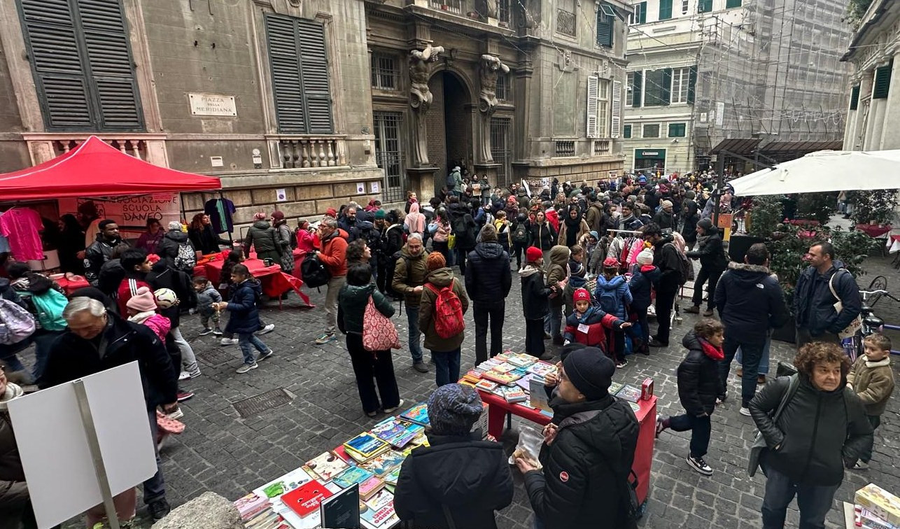 Bambini, genitori e docenti insieme per il mercatino della scuola Daneo