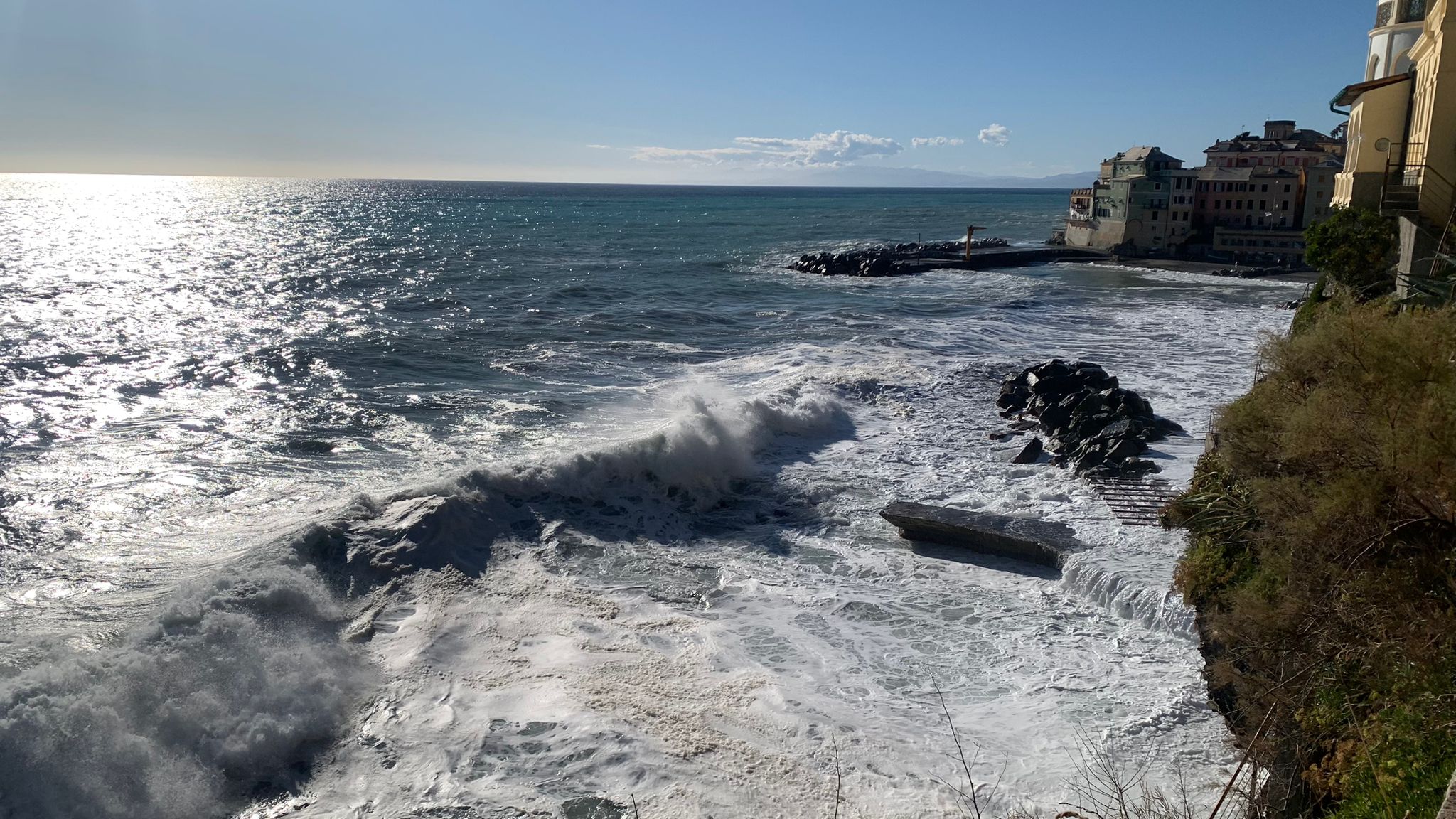 Meteo in Liguria, sole e qualche nuvola. Ancora mare mosso