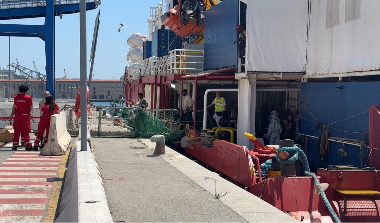 Sea Eye, 30 migranti resteranno a Genova. Il Comune: 