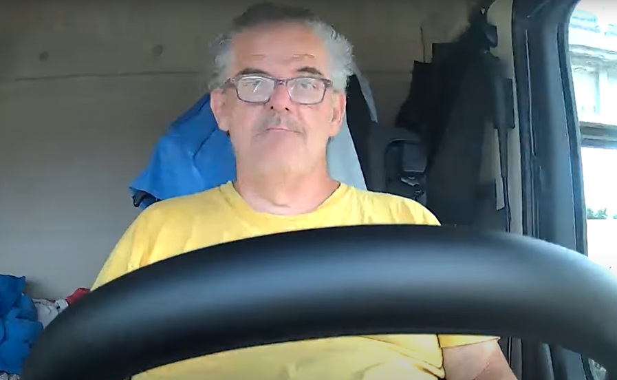 È savonese il camionista responsabile dell'incidente sulla A1, poco prima il video su Youtube