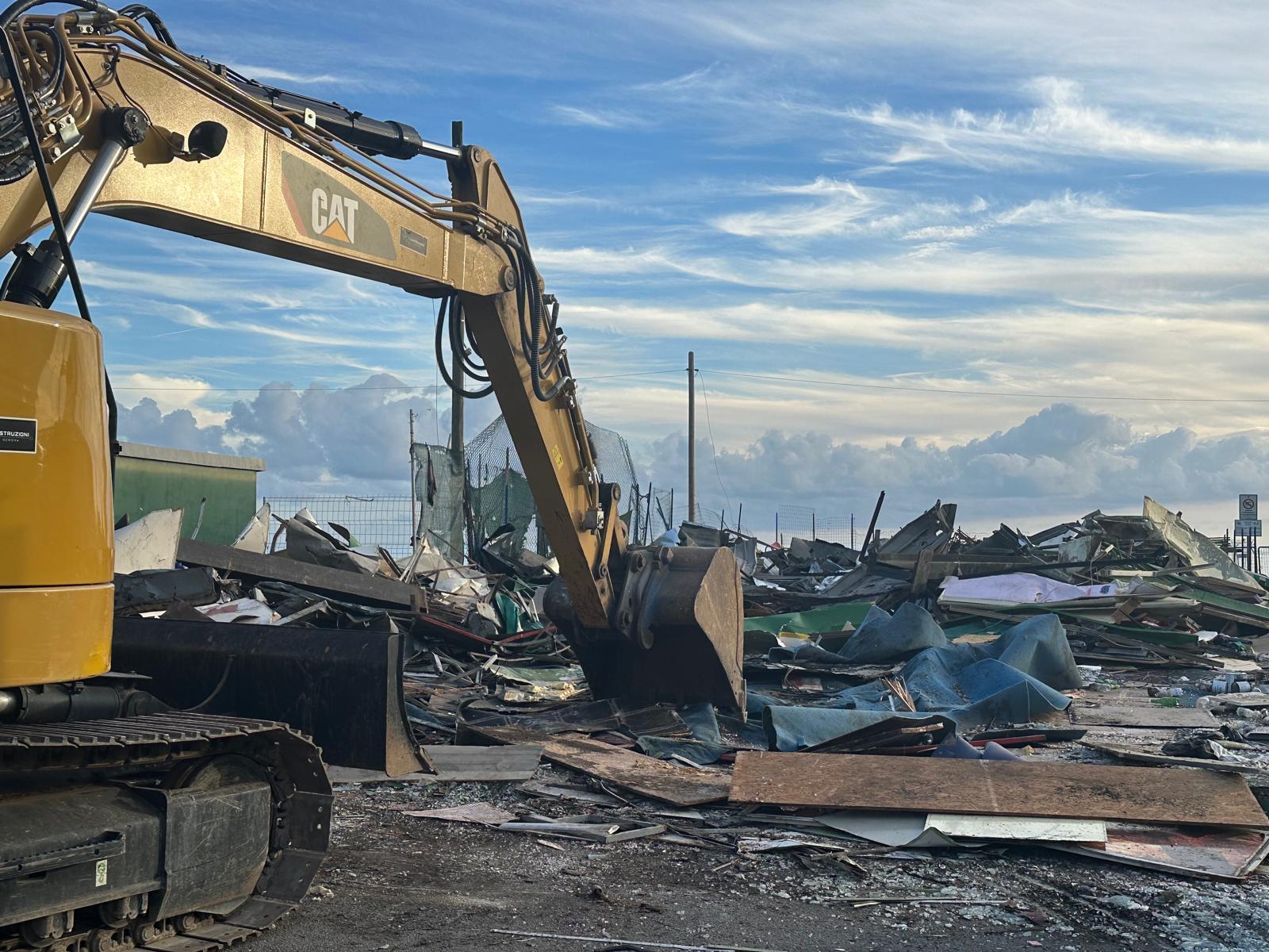 Ex Mondo Bimbo alla Foce, partita la demolizione dopo la denuncia di Primocanale