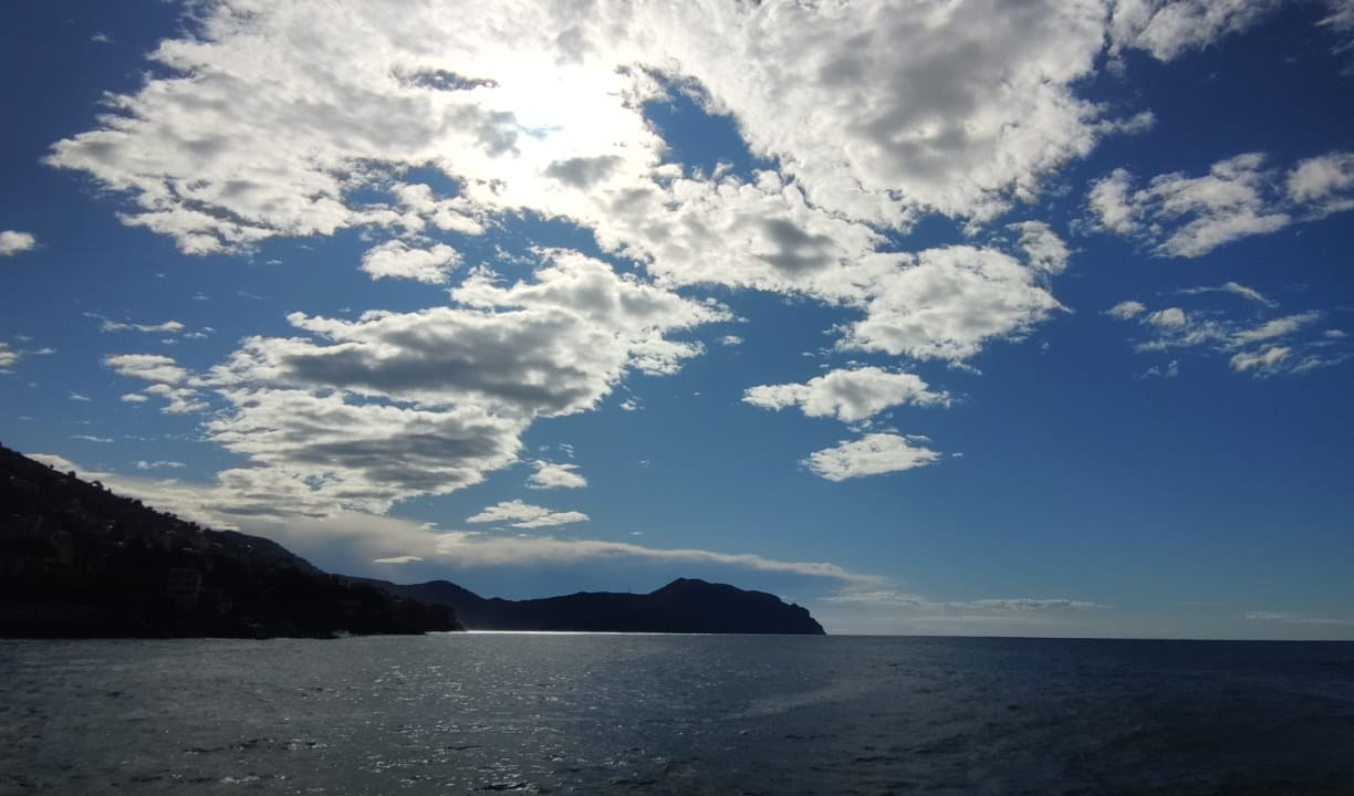 Meteo Liguria, domenica di sole ma dalla sera arrivano le nuvole