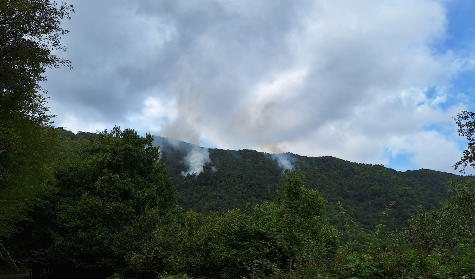 Incendio Montoggio, continua a bruciare il monte Liprando