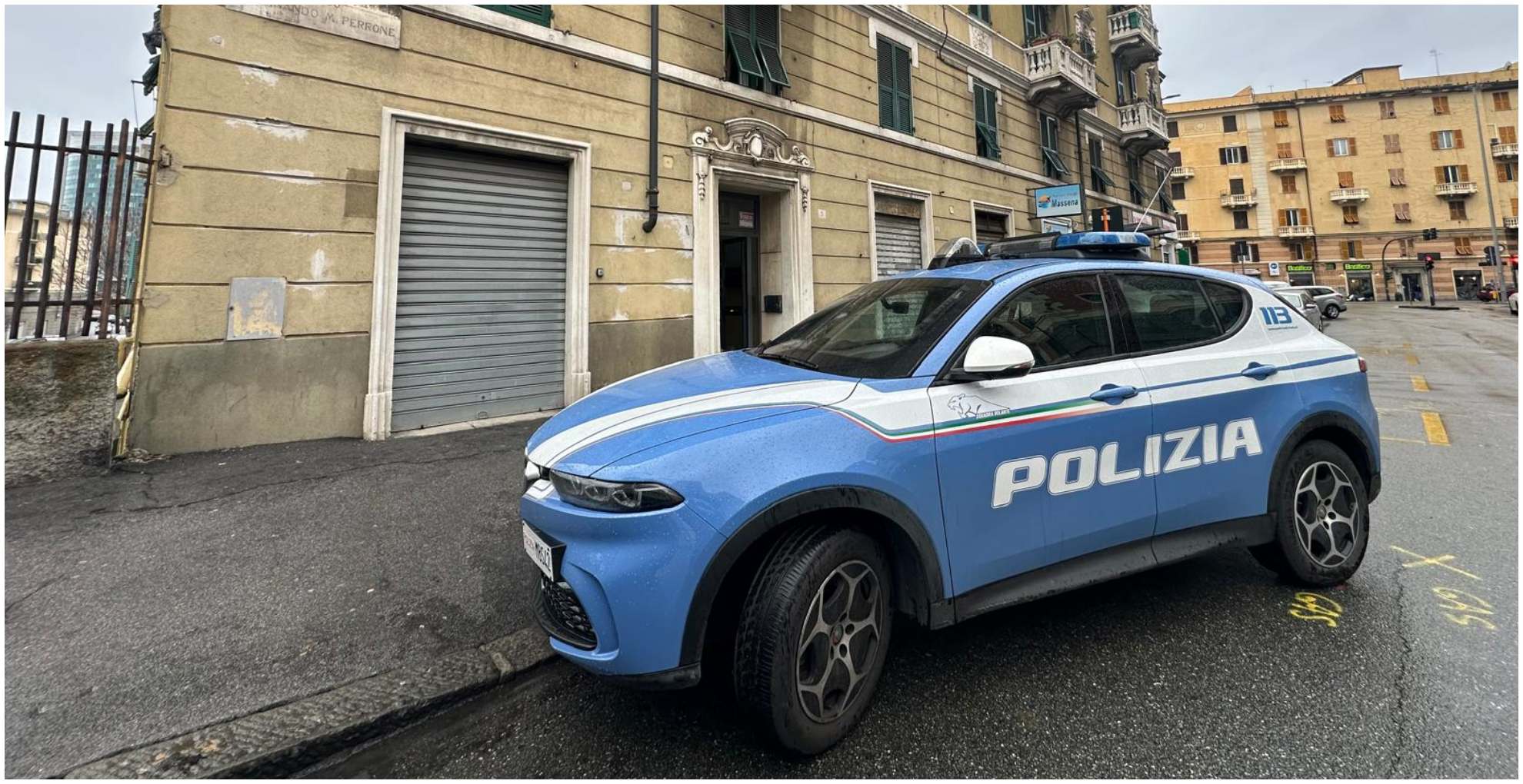 Un palazzo e un'auto