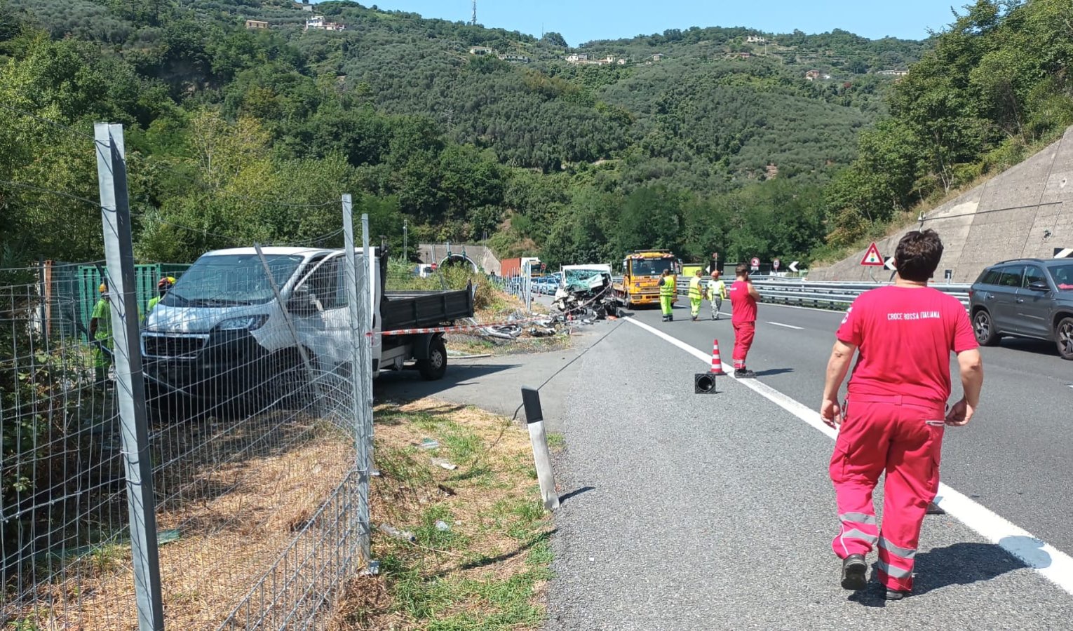 A12, incidente tra furgoni in area di cantiere: muore 26enne