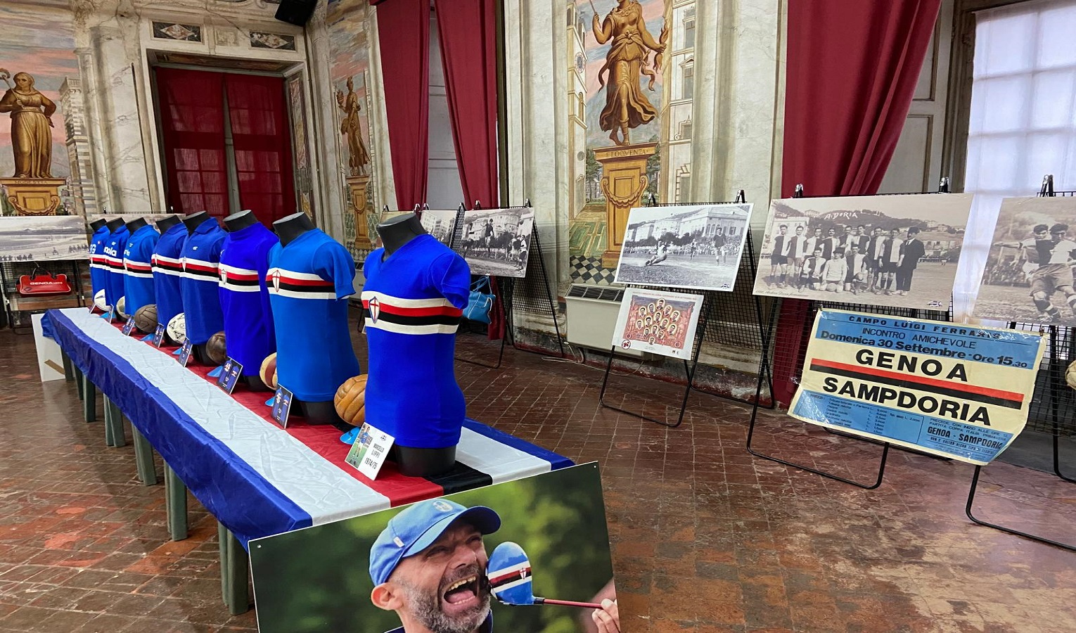 Le maglie della Sampdoria in mostra in una stanza antica, con foto di calcio del passato