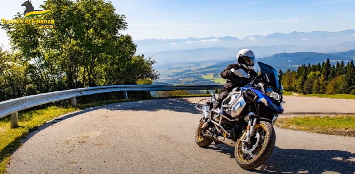 persona a bordo di una moto che fa una curva 