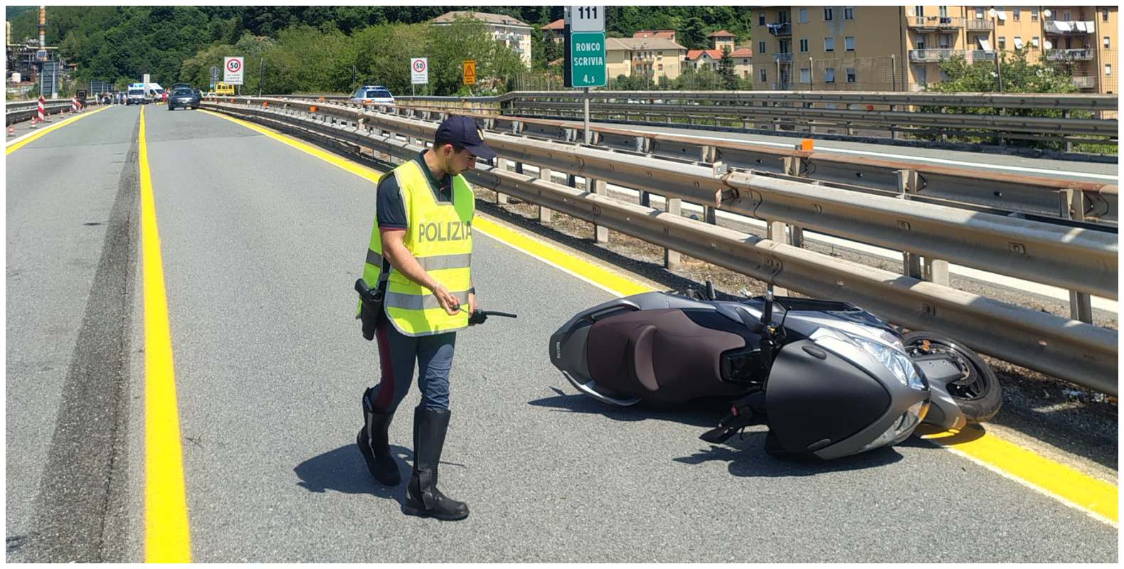 Incidente stradale in A7: morto motociclista, grave la passeggera
