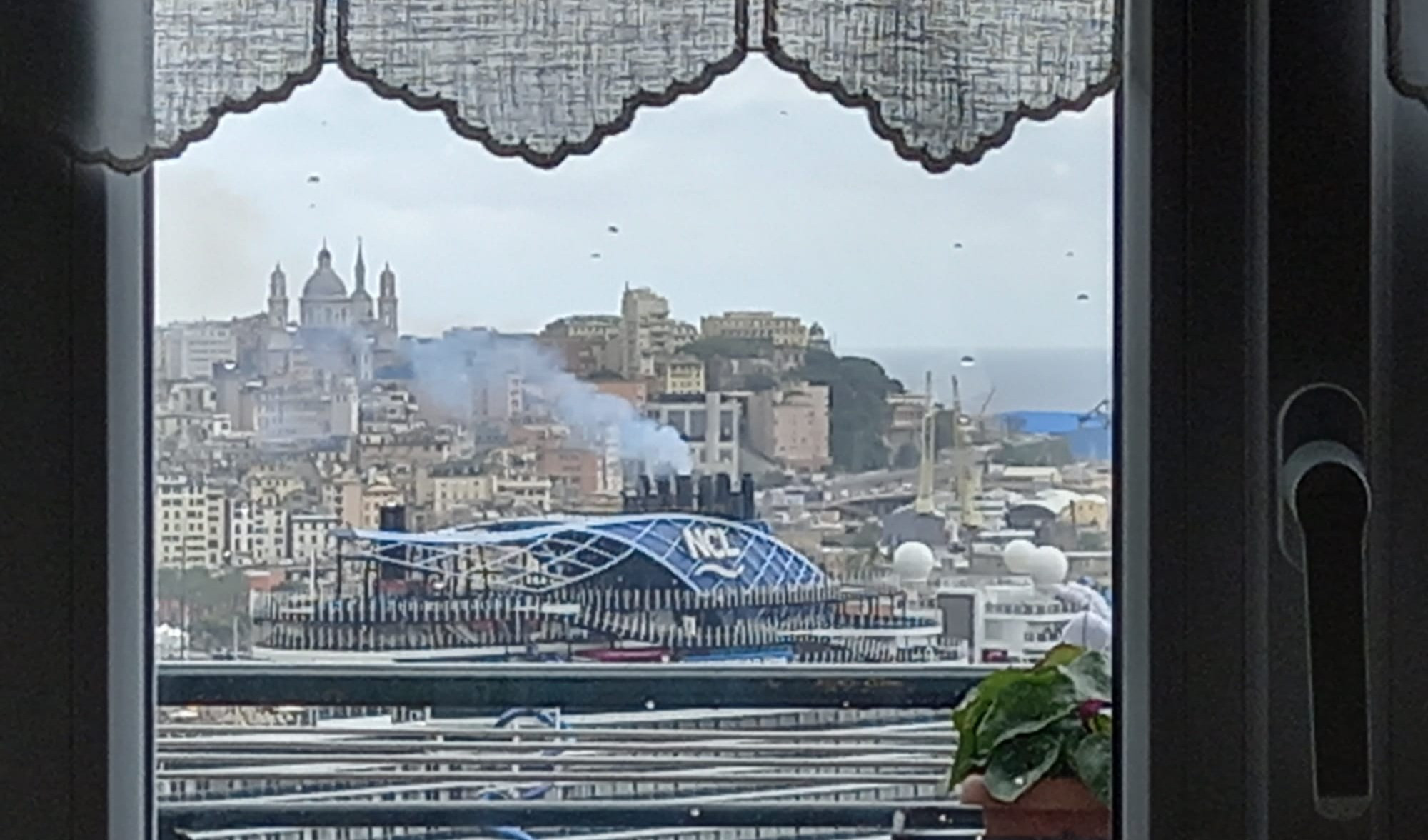 Fumi delle navi, le “sentinelle”: “Il 25 aprile superati tre volte i limiti OMS”