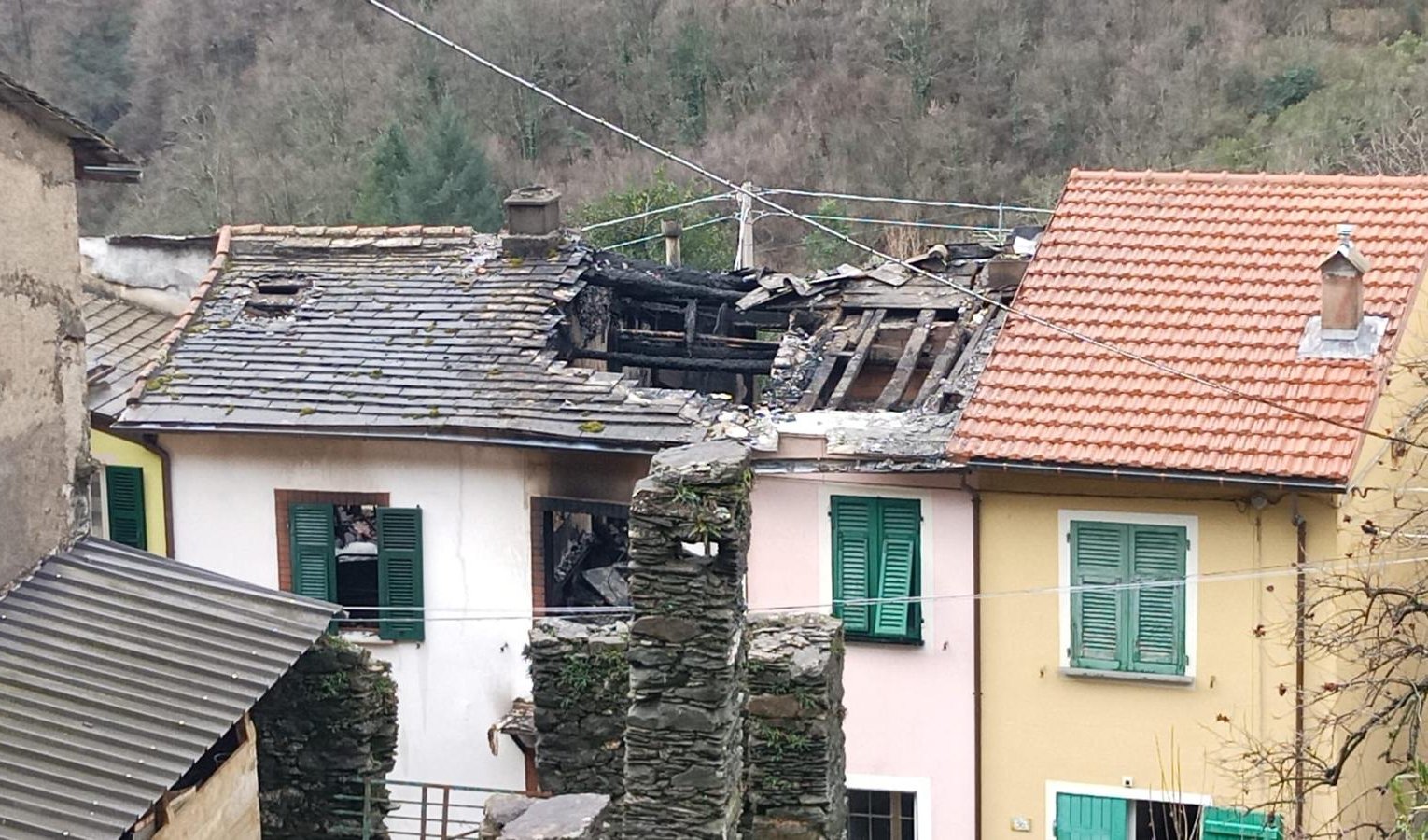 Incendio da tetto abitazione con vigili del fuoco che spengono le fiamme