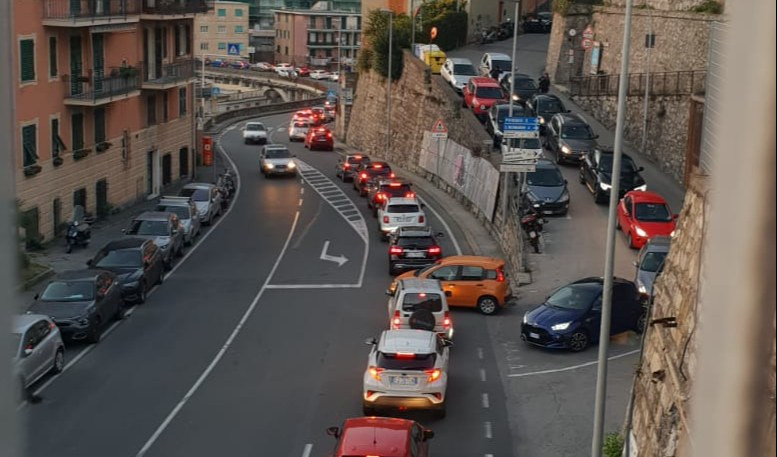Genova, sole e nuovo semaforo a Nervi: rientro con lunghe code sull'Aurelia