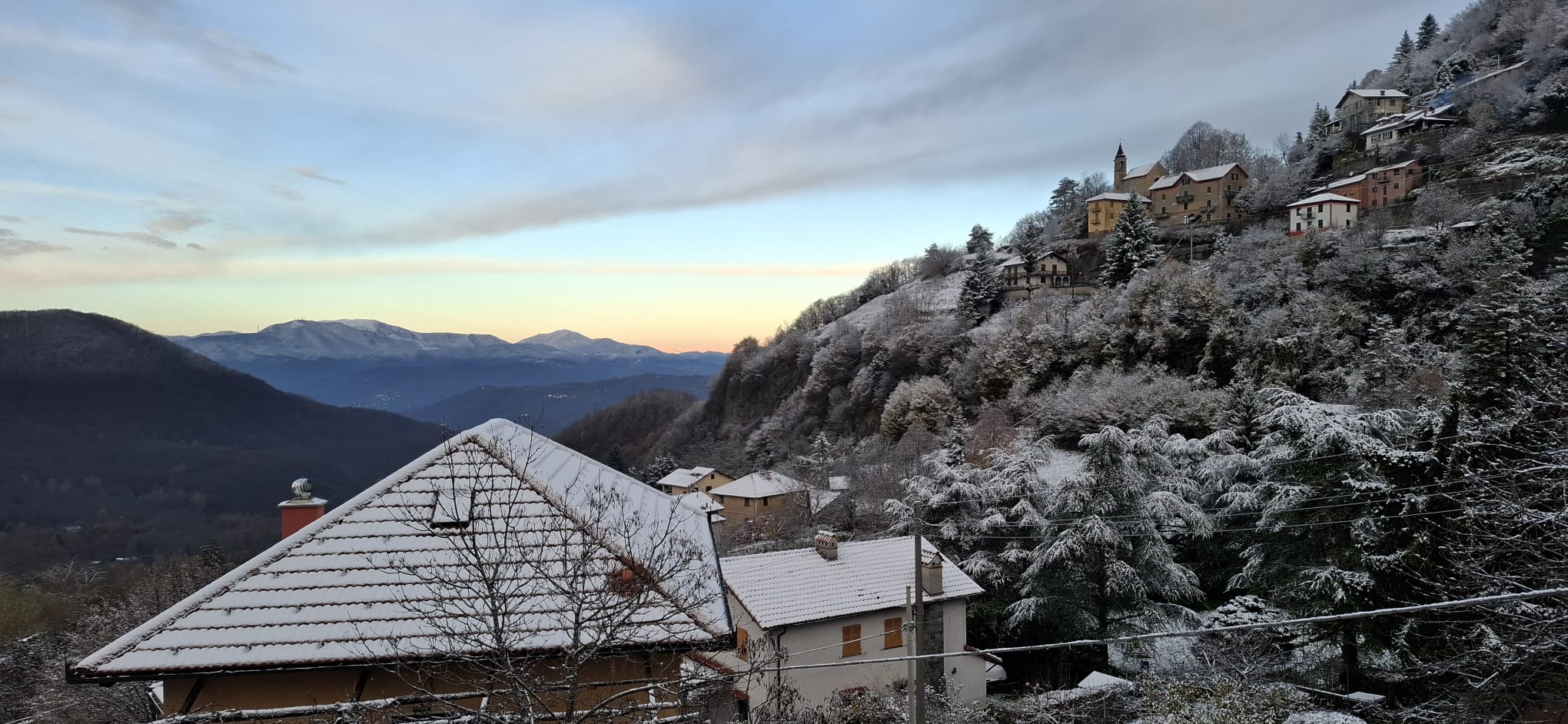 Termina l'allerta neve, entroterra imbiancato e cielo sereno sulla costa. Domenica tornano le nuvole