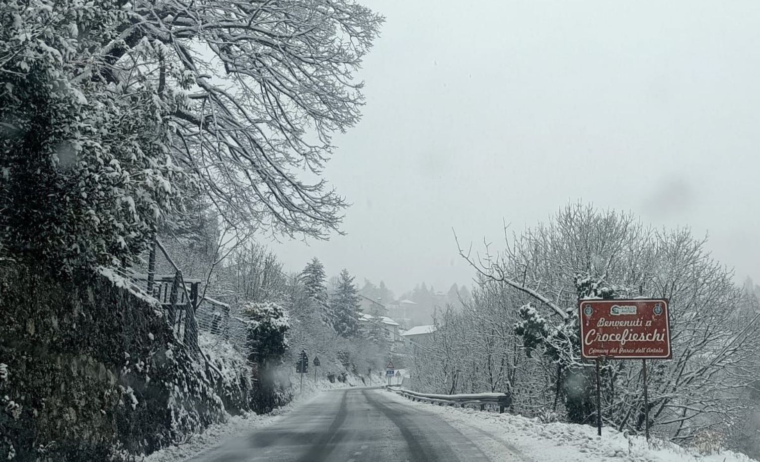 Strada ricoperta di neve