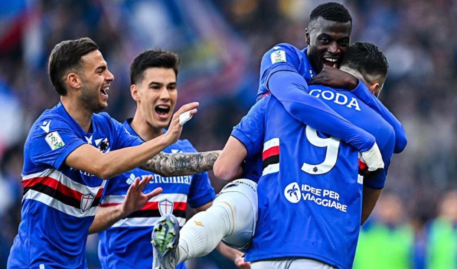 I calciatori della Sampdoria esultano e si abbracciano in campo