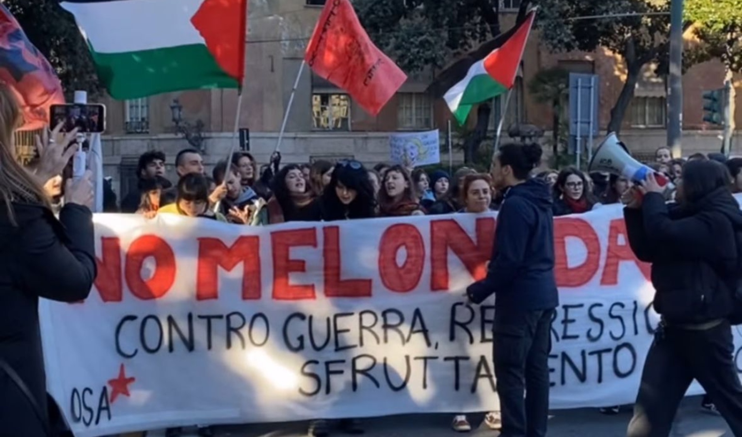 Studenti in piazza per il No Meloni Day: traffico in tilt in centro