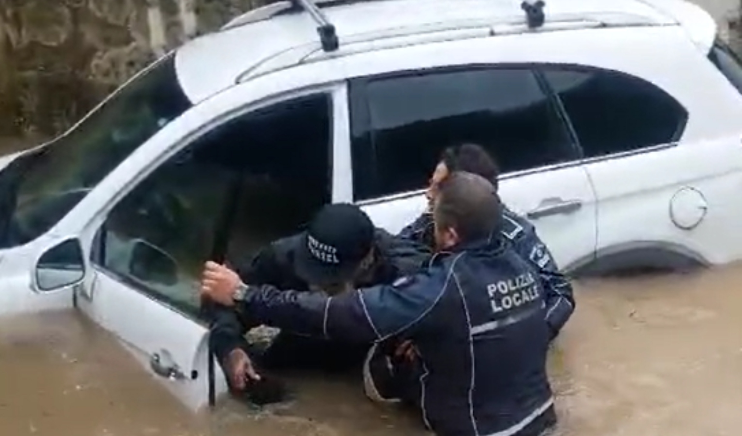 Cogoleto, uomo intrappolato in auto nel sottopasso allagato