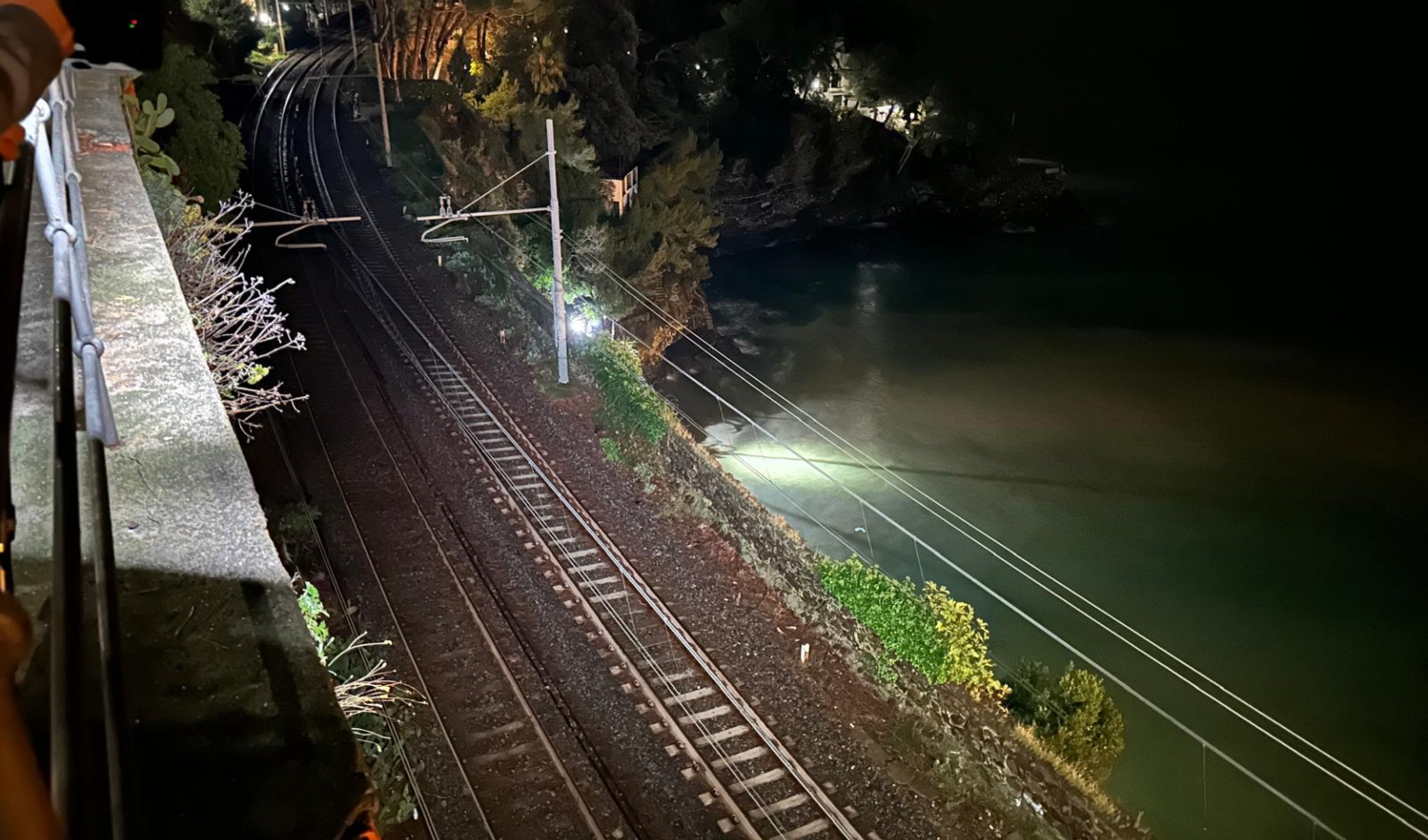 Frana sui binari a Pieve Ligure, treni in ritardo o cancellati