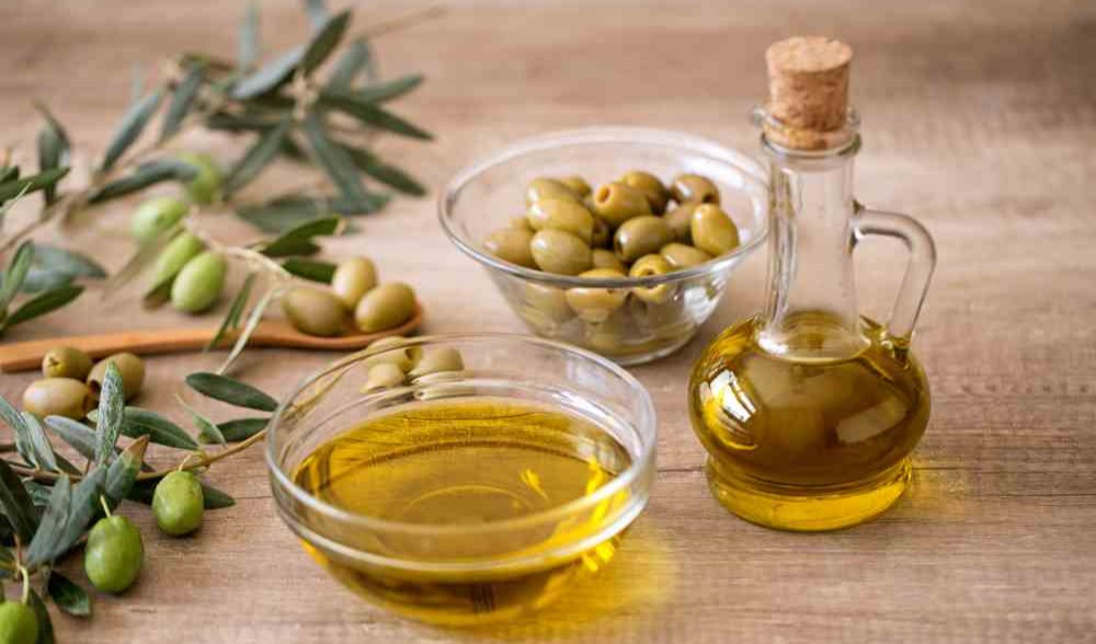 Olio d'oliva e olive in un recipiente 