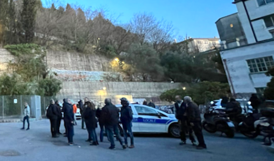 Genova, rinviato il trasferimento migranti dell'ex ostello del Righi