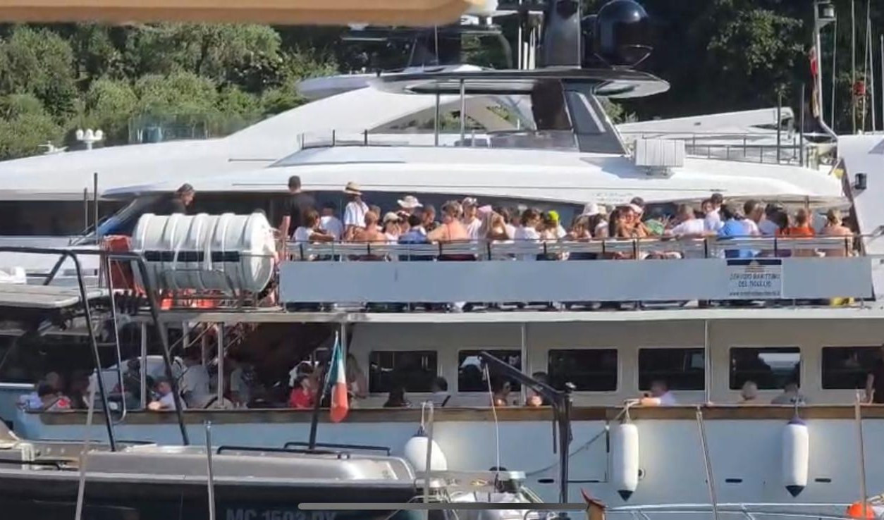 Overtourism a Portofino, il ristoratore: “Un errore troppe crociere e porto chiuso agli yacht”