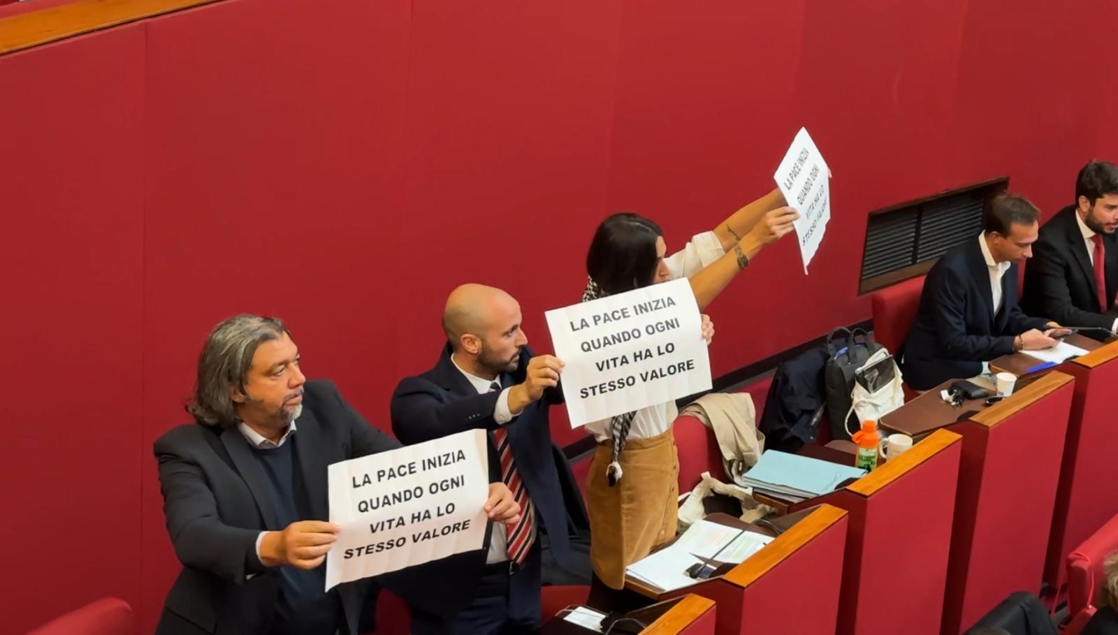 Anniversario 7 ottobre, in aula rossa minuto di silenzio in ricordo delle vittime israeliane e palestinesi