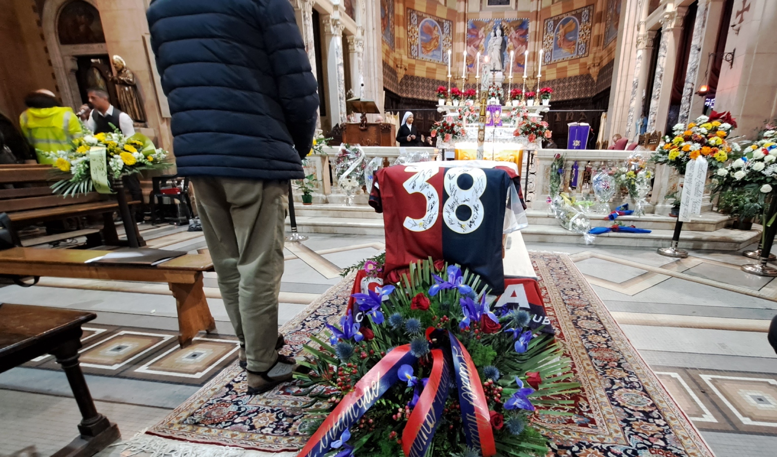 Funerali padre Mauro, cappella del San Martino gremita per l'ultimo saluto