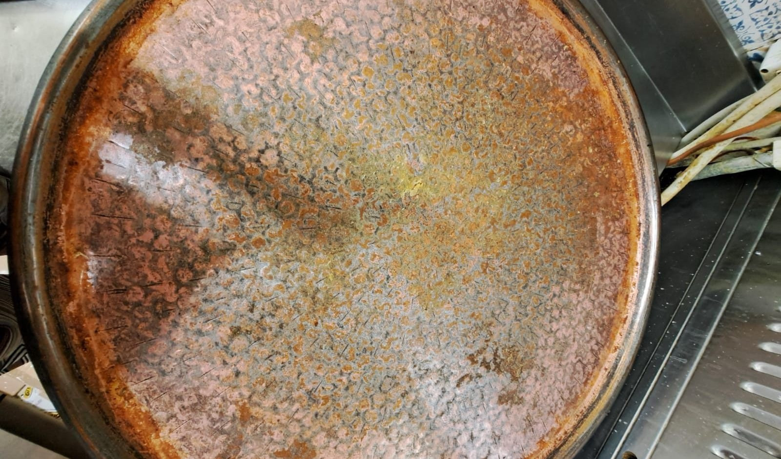 Farinata con ossido di rame, sospesa preparazione in gastronomia di Sestri e 6mila euro di multa