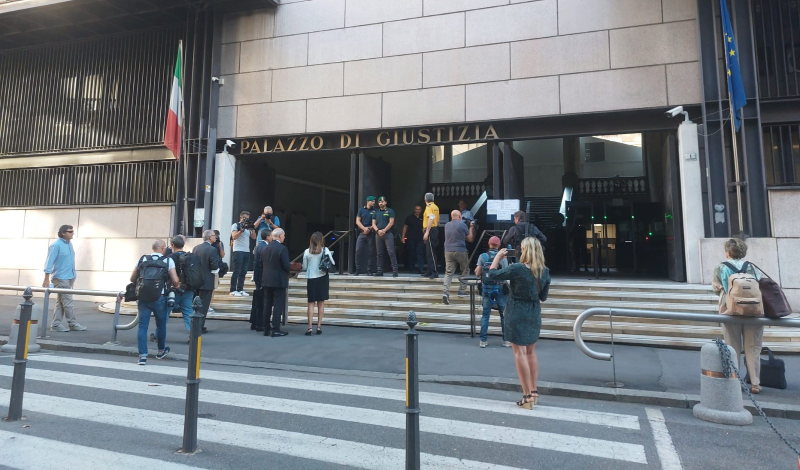 persone escono da un edificio